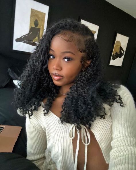 Black Women 90s Hairstyles, Curly Side Part Natural Hair, Curly Leave Out, Side Part Natural Hair Black Women, Burmese Curly Hair Sew In, Dark Skin Curly Hair, Curly Hair Dark Skin, Wigs For Black Women Curly, Pretty Dark Skin