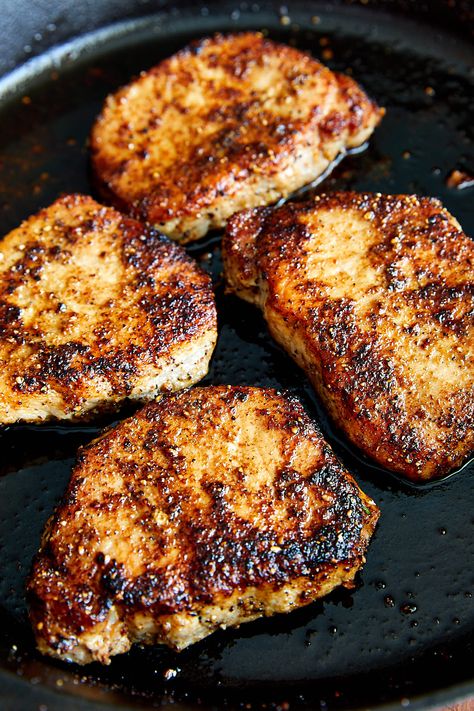 Delicious, tender and juicy pan-fried boneless pork chops made in under 10 minutes. A perfect recipe for a busy workday dinner. | ifoodblogger.com Boneless Recipes, Boneless Pork Loin Chop Recipes, Fried Boneless Pork Chops, Pork Loin Chops Recipes, Fried Pork Chop Recipes, Pan Fried Pork Chops, Center Cut Pork Chops, Boneless Pork Loin Chops, Boneless Pork Chop Recipes