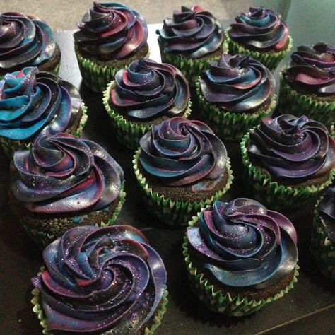 How to create cosmic galaxy effect frosting for cupcakes – rebeccacookscakes Galaxy Cakes, Space Themed Desserts, Frosting For Cupcakes, Galaxy Cupcakes, Love Things, Galaxy Cake, Cosmic Galaxy, Themed Desserts, Num Num