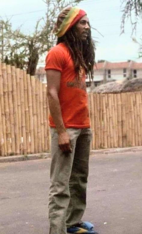 Bob Marley Fashion, Rastafari Aesthetic, 90s Black Men Fashion, Rastafari Quotes, 90s Black Men, Black Gods, Chill Life, Bob Marley One Love, Rastafarian Culture