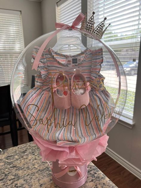 Gifts In Balloons, New Born Baby Girl Gifts Idea, Balloon Hamper Ideas, New Born Baby Gifting Idea, Gift Balloon Ideas, Surprise Balloon Box Ideas, Gift In Balloon, Ballon Gifts Ideas, Regalos Para Baby Shower Ideas