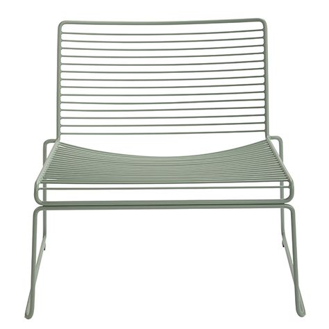 Hay’s Hee lounge chair is a contemporary design classic that features an airy metal structure resembling a three-dimensional line drawing. Designed by Hee Welling, the dining chairs, lounge chairs, and bar stools of Hee range will stand the test of time due to their minimalist design and sturdy material: the electro-galvanized and powder-coated steel wire frame makes them suitable also for outdoor use. Hay Lounge Chair, Hay Hee Lounge Chair, Comfortable Outdoor Furniture, Wooden Lounge Chair, Fall Green, Hay Design, Metal Chair, Furniture Hacks, Diy Chair