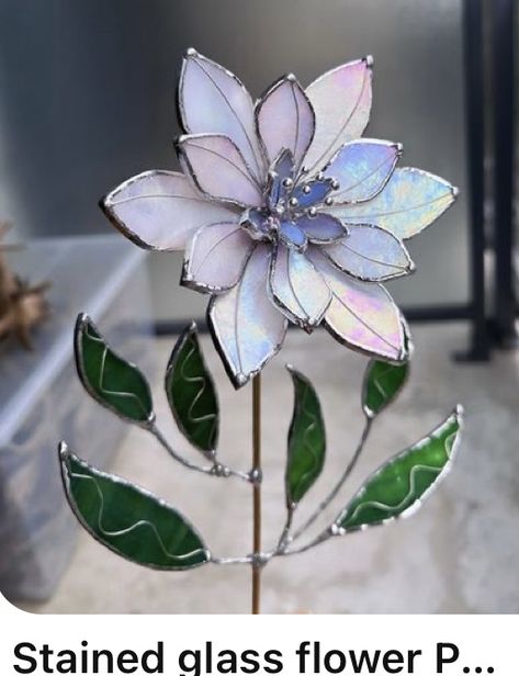 Flower Stained Glass Patterns, Diy Stained Glass Window, Tiffany Glass Art, Plant Stakes, Stained Glass Ornaments, Tiffany Glass, Stained Glass Flowers, Stained Glass Diy, Stained Glass Crafts