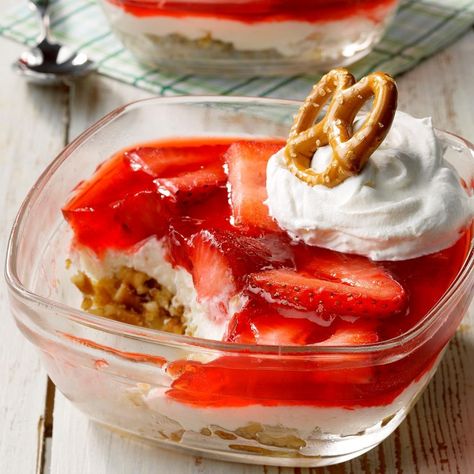 Jello Cup Desserts, Cinnamon Pretzels, Pretzel Dessert, Strawberry Pretzel Dessert, Pretzel Desserts, Strawberry Pudding, Layered Dessert, Strawberry Pretzel Salad, Easy Easter Desserts