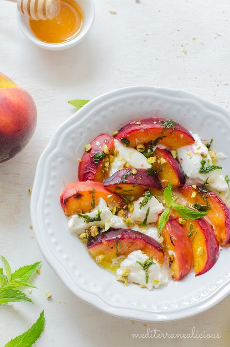 Best Salad Dressing, Grilled Peach Salad, Salad Art, Sweet Custard, Salads For Parties, Mozzarella Salad, Cream Salad, Mozzarella Recipes, Buffalo Mozzarella