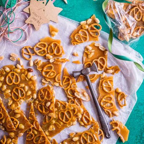 Salted peanut and pretzel caramel brittle Cashew Brittle Recipe, Caramel Brittle, Pretzel Caramel, Cashew Brittle, Nut Brittle, Christmas Treats For Gifts, Edible Christmas Gifts, Brittle Recipes, Toast In The Oven