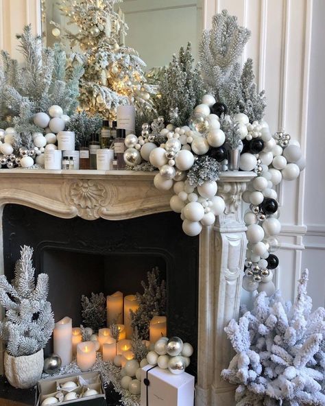 Christmas Mantel Decor, Visual Gallery, Silver Christmas Decorations, Christmas Props, Christmas Mantel, Christmas Mantel Decorations, Christmas Tree Inspiration, Diy Christmas Decorations Easy, Mantel Decor