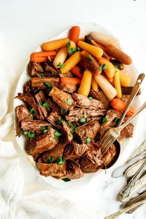 Get ready for some intensely delicious flavor from our Slow Cooker Texas Roadhouse Beef Pot Roast! You can make with everyday ingredients. Thm Meals, Texas Beef, Chuck Roast Recipes, Easy Pot Roast, Pot Roast Recipe, Beef Pot Roast, Six Sisters Stuff, Six Sisters, Homemade Gravy