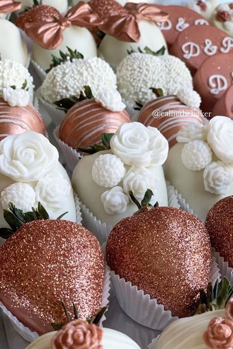 rose gold wedding cake ideas Strawberry Oreos, Chocolate Covered Strawberries Bouquet, Rose Gold Theme, Chocolate Covered Fruit, Dipped Strawberries, Strawberry Mousse, Chocolate Covered Treats, Valentine Desserts, Chocolate Dipped Strawberries