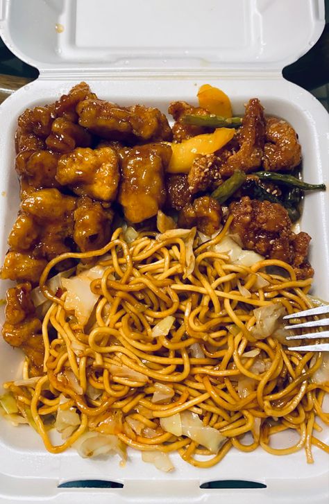 #food #pandaexpress #yum #tasty #hungry Chow Mein Aesthetic, Orange Chicken And Noodles, Orange Chicken And Chow Mein, American Chinese Food, Honey Sesame Chicken, Chicken Chow Mein, Honey Sesame, Sesame Chicken, Healthy Food Dishes