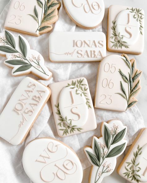 Audrey (@simplyxsweet_) • Instagram photos and videos Engagement Party Cookies, Wedding Cookies Decorated, Wedding Shower Cookies, Engagement Cookies, Date Cookies, Flooding Cookies, Just Graduated, Bridal Shower Cookies, Happy Wedding Day