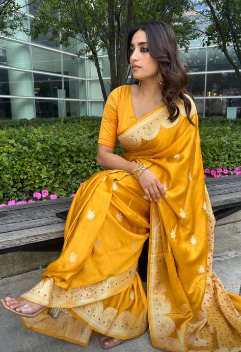 Kanjivaram Sarees Silk Blouse, Haldi Saree Outfit, Yellow Kanjivaram Saree Silk, Haldi Ceremony Outfit Saree, Holud Saree, Full Sleeve Blouse Designs, Silk Blouse Design, Banarasi Suit Designs, Sleeve Blouse Designs