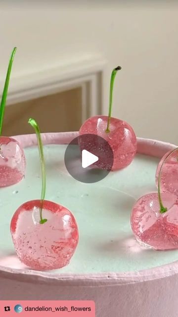 Isomalt Bubbles, Isomalt Cake Decoration, Isomalt Recipe, Cherry Cake Decoration, Isomalt Flowers, Isomalt Decorations, Isomalt Cake, Unusual Cakes, Edible Decorations