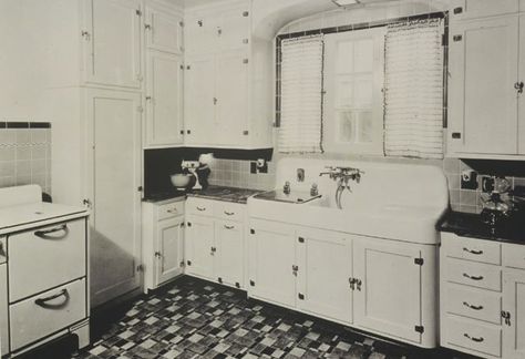 1930 Kitchen, 1920 Kitchen, Vintage Kitchen Sink, Kitchen Sink Remodel, Craftsman Kitchens, 1920s Kitchen, 1930s Kitchen, Kitchen Antique, Bungalow Kitchen