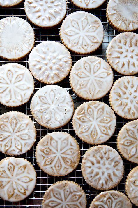 Stamped. Spiced. Brown Butter. Muscovado. Sugar. Cookies. Maple. Glaze. Need I say more? These holiday cookies are both delicious and beautiful. They are a teensy bit of work, but so worth it. #brown #butter #sugar #cookies #maple #glaze #stamped #christmas #holiday #baking Stamped Cookies, Butter Sugar Cookies, Resepi Biskut, Linzer Cookies, Maple Glaze, Crinkle Cookies, Cookie Stamps, Tea Cakes, Cookies Recipes Christmas