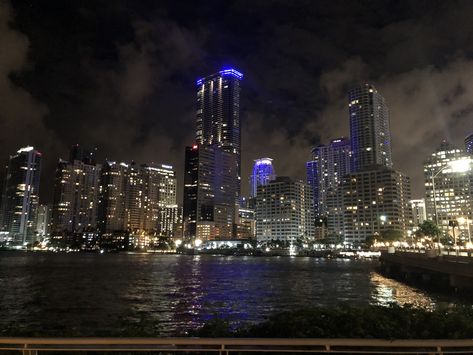 Downtown Miami at night with a great skyline. This view is located in the Brickell area. #Brickell #miami #miamibeach #downtown #skyline #travelinspiration Night Beach Wallpaper Laptop, Nyc Beach At Night, Miami Skyline Night, Miami Date Night, Miami At Night, Downtown At Night, City Banner, Honeymoon Aesthetic, Date Night Aesthetic