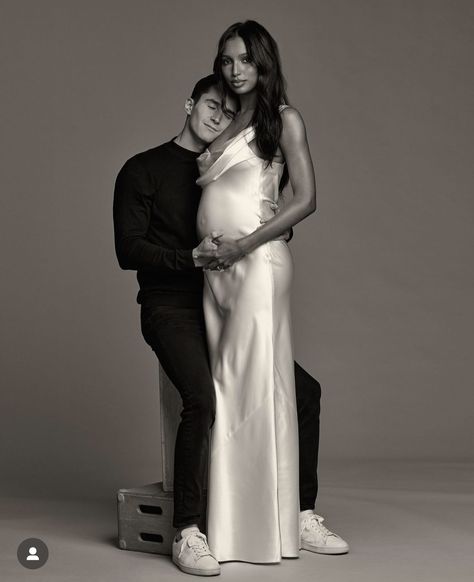 2023 Maternity Photos, Celebrity Maternity Shoot, Vogue Maternity, Elegant Maternity Photos, Digital Lighting, Editorial Maternity, Maternity Shoot Dresses, Studio Editorial, Maternity Shoot Outfit