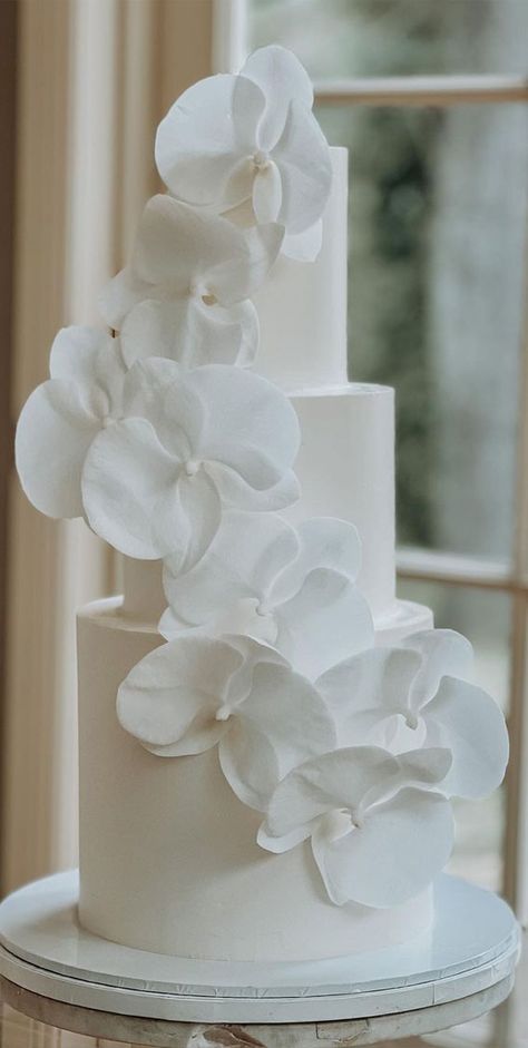 Wedding White Cake Elegant, Clean White Wedding Cake, White Wedding Cake Aesthetic, Wedding Cake 2024 Trends, Wedding Cakes 2024, Wedding Cake Modern Contemporary, Wedding Cake 2024, White Timeless Wedding, All White Textured Wedding Cake