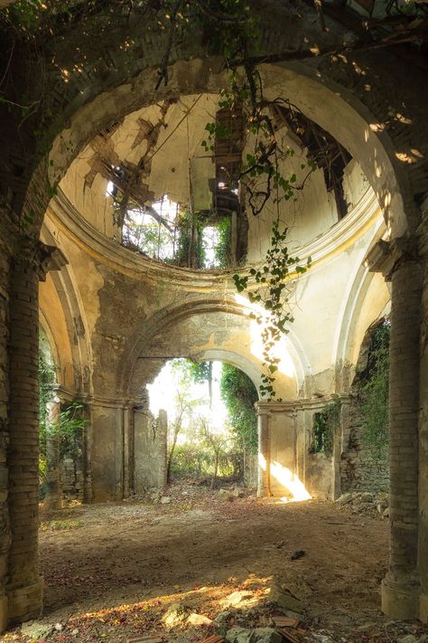 Dratini Pokemon, Ruins Architecture, Villa In Italy, Building Aesthetic, Beautiful Ruins, Mystical Places, Abandoned Castles, Fancy Houses, Skyfall