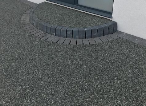 Driveway Ideas Uk, Resin Driveway Ideas, Garden Driveway Ideas, Permeable Pavers Driveways, Front Garden Driveway, Driveway Design Ideas, Front Driveway Ideas, Drive Ways, Front Garden Ideas Driveway