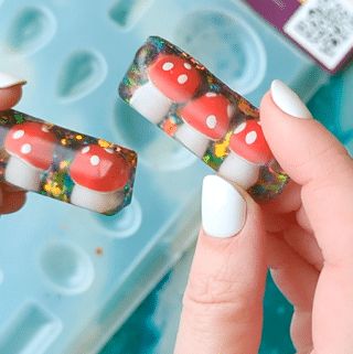 Hair Clips Tutorial, Diy Resin Flowers, Keyring Ideas, Amazing Clear Cast Resin, Resin Spray, Mold Spray, Mushroom Keychain, Beautiful Dawn, Mushroom Hair