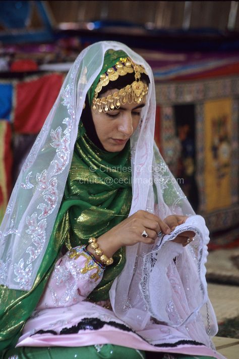 Middle east Traditional Clothing | Sumail, Oman, Arabian Peninsula, Middle East - Omani Woman from Sumail ... Oman Dress Traditional, Middle East Traditional Clothes, Oman Traditional Clothing, Omani Clothes, Omani Traditional Dress, Traditional Arabic Clothing, Omani Clothing, Omani Culture, Rajputi Dress