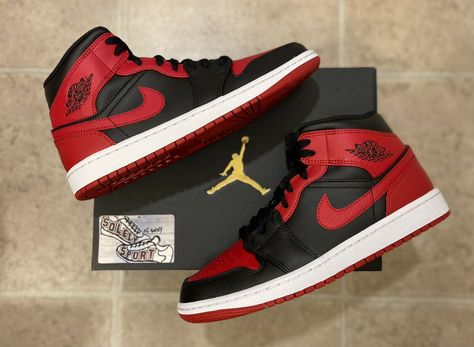 Tenis Nike Jordan, Jordans Black And Red, Jordan 1 Red, Air Jordan 1 Retro Mid, Air Jordan Red, Black Quince, Red Nike Shoes, Jordan 1 Retro Mid, Jordans Retro