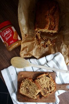 Biscoff-Banana-Bread-Recipe-Easy-Lotus-thelovecatsinc-3 Banana Biscoff Cake, Biscoff Banana Bread, Banana Biscoff, Biscoff Banana, Bread Recepies, Baking Treats, Uk Recipes, Lotus Biscoff, Special Desserts