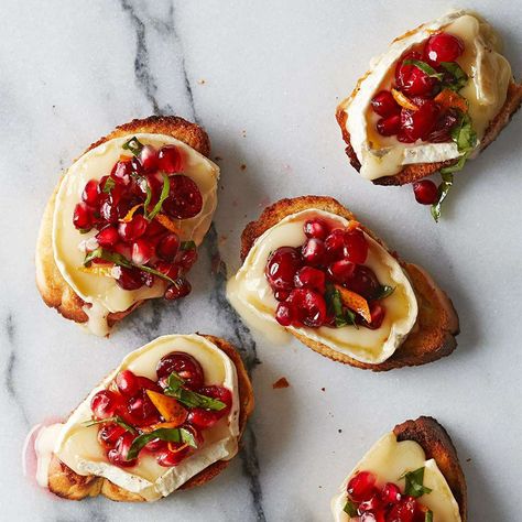 Make this simple festive appetizer for your holiday guests. Toasted baguette slices with creamy, melted brie are topped with an orange-cranberry-pomegranate mixture--each bite delivers an explosion of flavor and texture! Brie Bruschetta, Cheese Board Easy, Brie Appetizer, Cranberry Brie, Thanksgiving Appetizer Recipes, Apple Bite, Festive Appetizers, Elegant Appetizers, Bruschetta Recipe