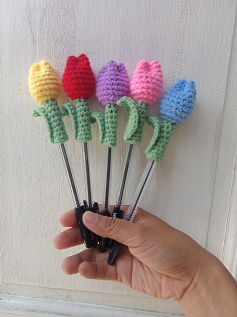 Crochet tulips ballpen topper Crochet Pens, Tulips, Projects To Try, Pen, Knitting, Crochet