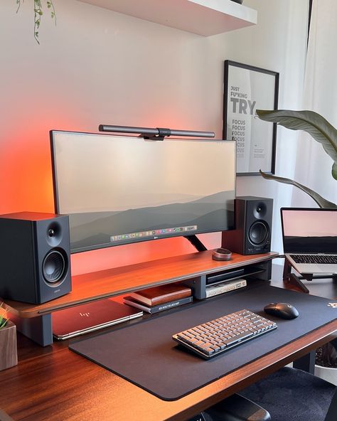 Office Decore, Mac Setup, Dream Desk, Desk Setups, Home Studio Setup, Planner Setup, Desktop Setup, Desk Inspiration, Bedroom Setup