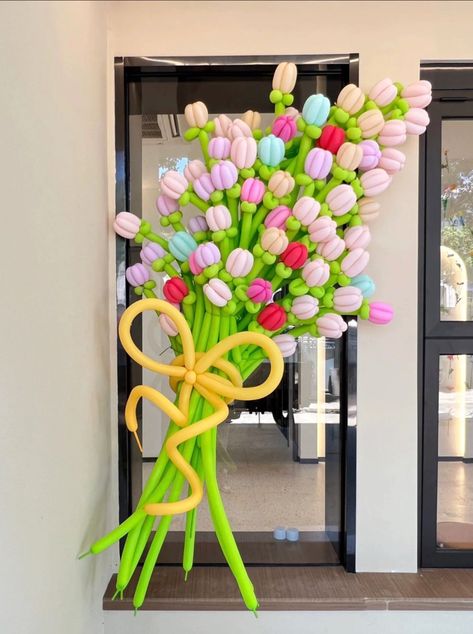 Balloon Flower Arrangement, Tulip Balloon Bouquet, Flower Bouquet Balloon, Flower Balloon Bouquet Tutorial, Tulip Installation, Ballon Flower Bouquet Tutorial, Flower Balloons Diy, Ballon Diy, Easter Balloon Decor