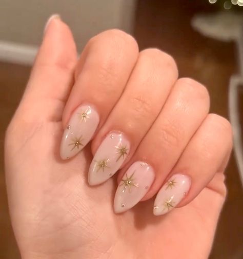 Party Season Nails, Sheer White Nails With Design, Star Christmas Nails, Gold New Years Nails, Christmas And New Years Nail Ideas, Gold Stars On Nails, Gold Star Nail Design, Christmas Nails Gold, Glam Christmas Nails