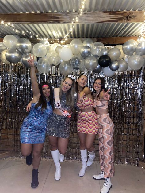 Disco Themed Birthday Party Outfits, Disco 90s Party Outfit, Retro Disco Outfit Women, Neon Disco Outfit, Disco Glam Outfits, 80s Disco Party Outfit, Retro Disco Outfit, Disco Party Outfit Ideas, Outfits Disco