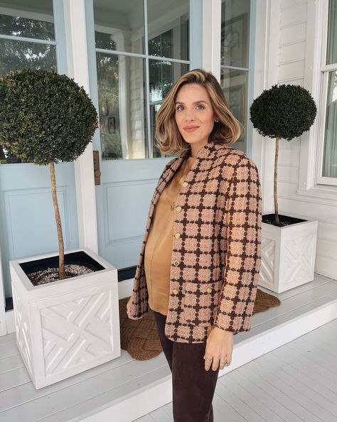 Julia Berolzheimer Daily Look featuring Julia wearing Gucci jacket, Vince top, and J McLaughlin pants. Julia Berolzheimer Maternity, Blaze Milano, Isabel Marant Sweater, Loewe Tote, Maternity Photography Studio, Gucci Jacket, Julia Berolzheimer, Garrett Leight, Maternity Outfits