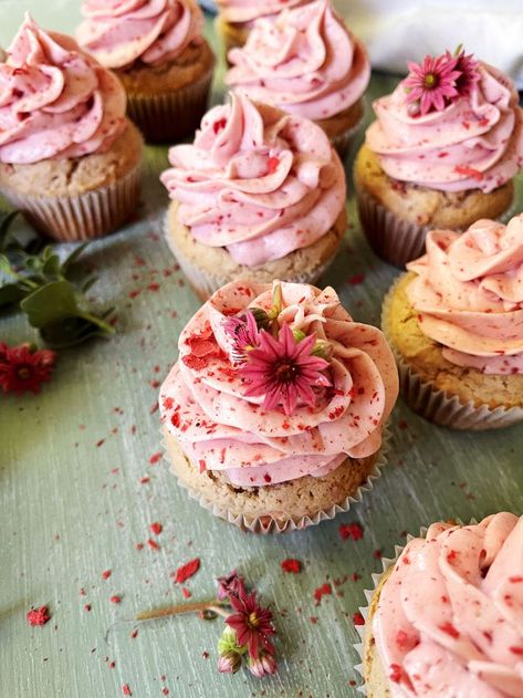 Summer isn't complete without fresh fruit and berries. These cupcakes are super easy and sure to please. Strawberry Cream Cheese Icing, Strawberry Icing, Gourmet Cupcakes, Cupcake Icing, Strawberry Cream Cheese, Strawberry Cupcakes, Flower Cupcakes, Strawberry Jam, Fresh Strawberry