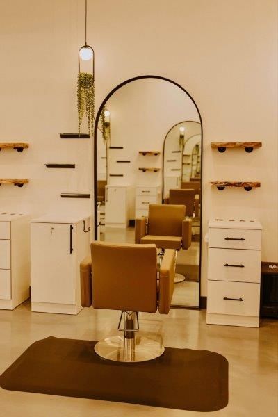 Salon Suite Design Ideas, Salon Decor Studio, Small Hair Salon, Hair Salon Stations, Salon Suite Decor, Suite Decor, Floating Ceiling, Barber School, Dream Salon