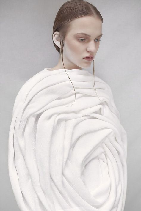 Soft white. Mode Rose, Sculptural Fashion, Woman In White, Cocoon Dress, Robert Mapplethorpe, 3d Fashion, Design Textile, 3d Laser, Avant Garde Fashion