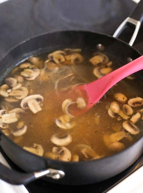 This light and healthy barley and mushroom soup is super low calorie - only 50 cals a bowl! Low Cal Soup, Low Calorie Vegan Meals, Low Calorie Soup Recipe, Zucchini Soup Recipes, Super Low Calorie, 300 Calorie Meals, Healthy Breakfast Sandwich, Low Calorie Protein, Low Calorie Vegan