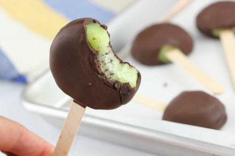 Dark Chocolate Covered Kiwi Pops Kiwi Dessert, Healthy Frozen Treats, Snacks Summer, Inflammatory Diet Recipes, Fruit Pops, Clean And Delicious, Oreo Cupcakes, Yummy Ice Cream, Valentine's Ideas