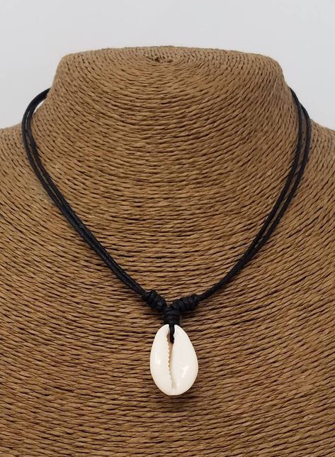 Shell Necklace Diy, Diy Necklace Designs, Collar Hippie, Diy Pearl Necklace, Cowrie Shell Jewelry, Sea Shell Necklace, Hawaiian Necklace, Diy Friendship Bracelet, Cowrie Shell Necklace