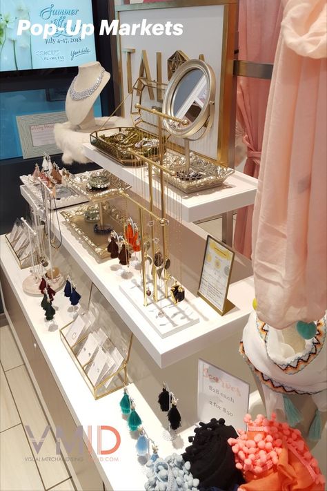 When you have a small section in a pop-up space such as a trade show or retail market, it is crucial to pre-plan your creative displays to make the most of the space. Too many products, and the clients won't see anything! What is the right balance? Get in touch to get your visual merchandising identity in place! vm-id.com Jewelry Pop Up Shop, Pop Up Shop Display Ideas, Small Boutique Ideas, Pop Up Shop Display, Retail Visual Merchandising, Retail Marketing, Trade Show Booth Design, Retail Merchandising, Creative Display