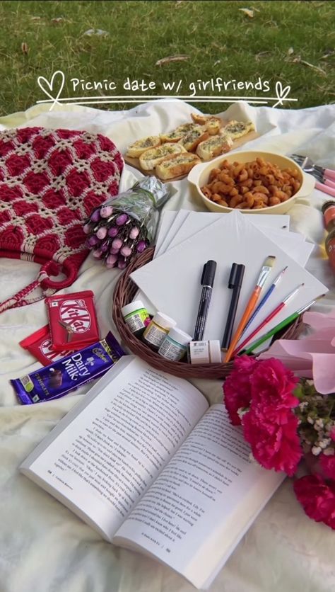 Picnic Date Best Friend, Picnic With Girlfriends, Dates With Friends Ideas, Picnic Activities Ideas, Picnic Art Date, Date Plans Ideas, Art Picnic Date, Cute Friend Date Ideas, Desi Picnic Aesthetic Ideas