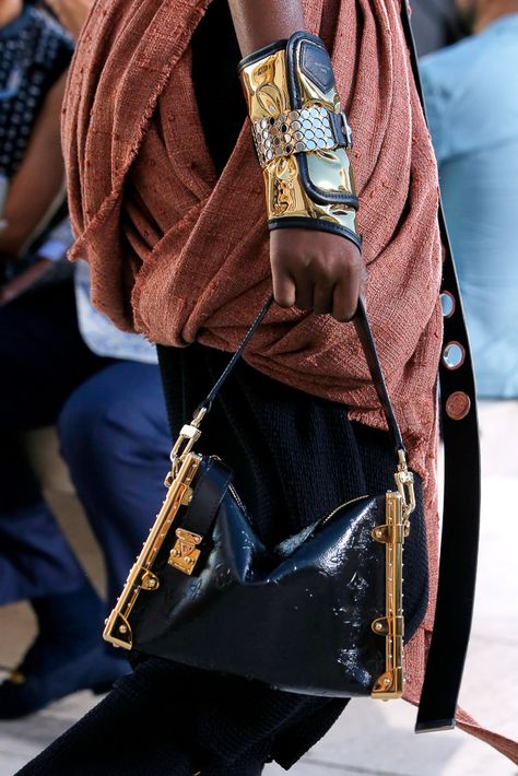 Paris Street Style Fall, Louis Vuitton Presents, Edgy Bags, Modern Handbag, Cruise 2023, Hot Handbags, Cruise Fashion, Cruise Collection, Street Style Paris