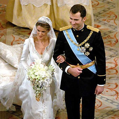 Queen Letizia Wedding, 18th Wedding Anniversary, Royal Wedding Gowns, Princess Letizia, Royal Wedding Dress, Wedding Expenses, Estilo Real, Royal Brides, Spanish Royal Family