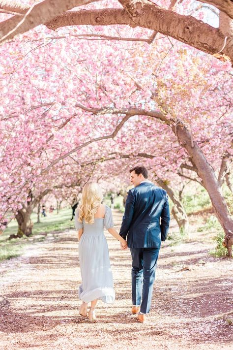 New York City Spring, Prenup Photos Ideas, Burger Photography, Sunrise Engagement Photos, Cherry Blossom Engagement, Cherry Blossom Pictures, Cute Engagement Photos, Blossom Season, Couple Engagement Pictures