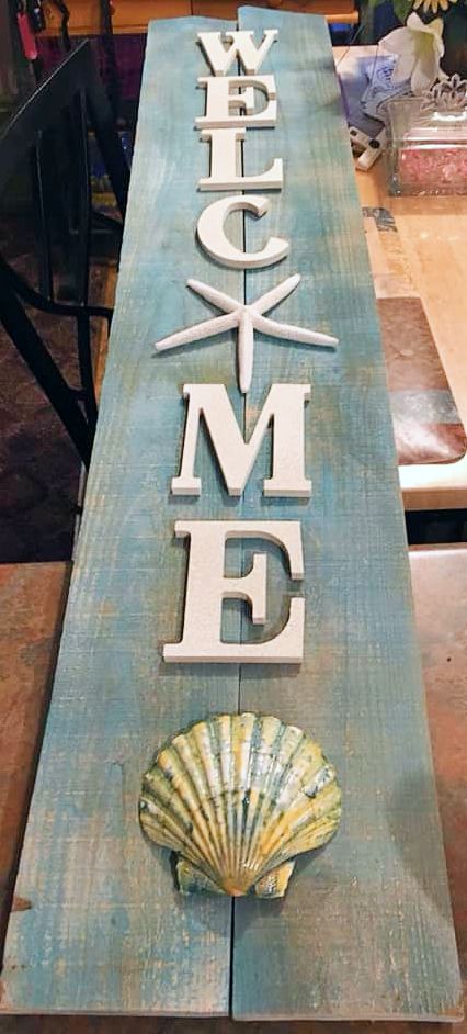 Cool large vertical DIY welcome sign with a beach theme. Got a tall plank of wood? Well, this is a great idea for a welcome sign. Just get craft letters and off you go.... glue on your own shells! Seen on Facebook. Decor Marin, Beach Crafts Diy, Beach Themed Crafts, Diy Beach Decor, Nautical Crafts, Front Porch Christmas Decor Ideas, Porch Christmas Decor Ideas, Porch Christmas Decor, Front Porch Christmas