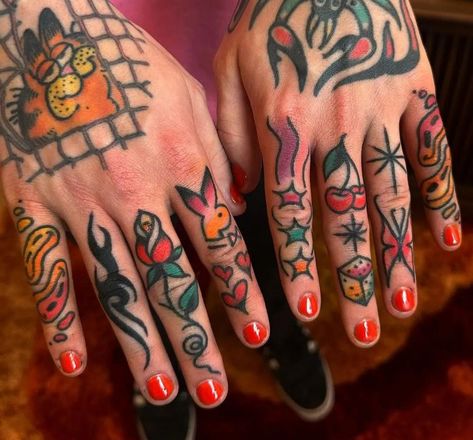 Goth Knuckle Tattoo, Traditional Finger Tattoos Women, Traditional Thumb Tattoo, Color Finger Tattoo, Hand Tattoos American Traditional, Finger Tattoos Traditional, American Traditional Wrist Tattoo, American Traditional Finger Tattoos, Trad Hand Tattoo