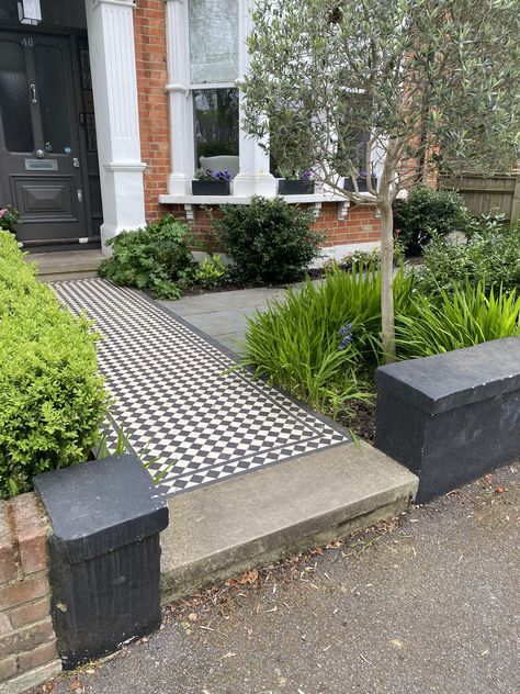 Victorian Terrace House Front Garden, Terrace House Front Garden, Victorian Terrace Front Garden, Victorian Terrace Garden, Victorian Front Garden, Front Garden Ideas Driveway, Garden Ideas Uk, Garden Front Of House, Small Front Gardens