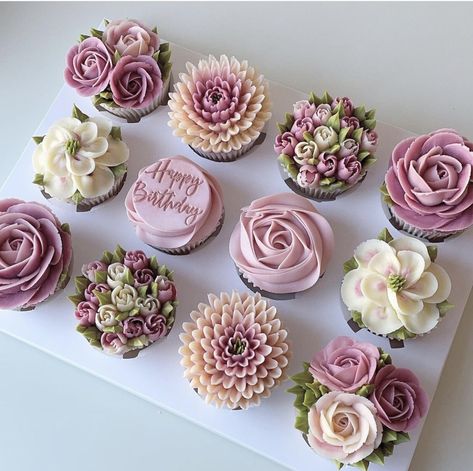 Korean Buttercream Flower, Cupcake Piping, Fancy Cupcakes, Buttercream Cake Decorating, Pretty Cupcakes, Cupcake Cake Designs, Floral Cupcakes, Cake Decorating Piping, Cupcake Art